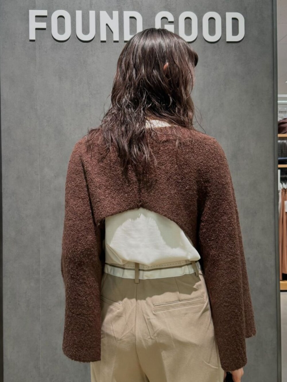 ブラウン系のニット/セーターを着用したレディースの秋コーディネートの3枚目の写真