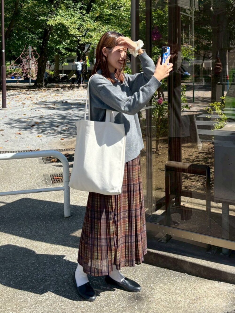 グレー系のニット/セーターを着用したレディースの秋コーディネートの3枚目の写真