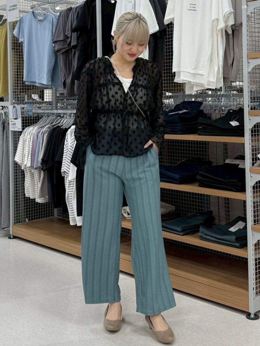 グリーン系のその他パンツを着用したレディースの秋コーディネートの2枚目の写真