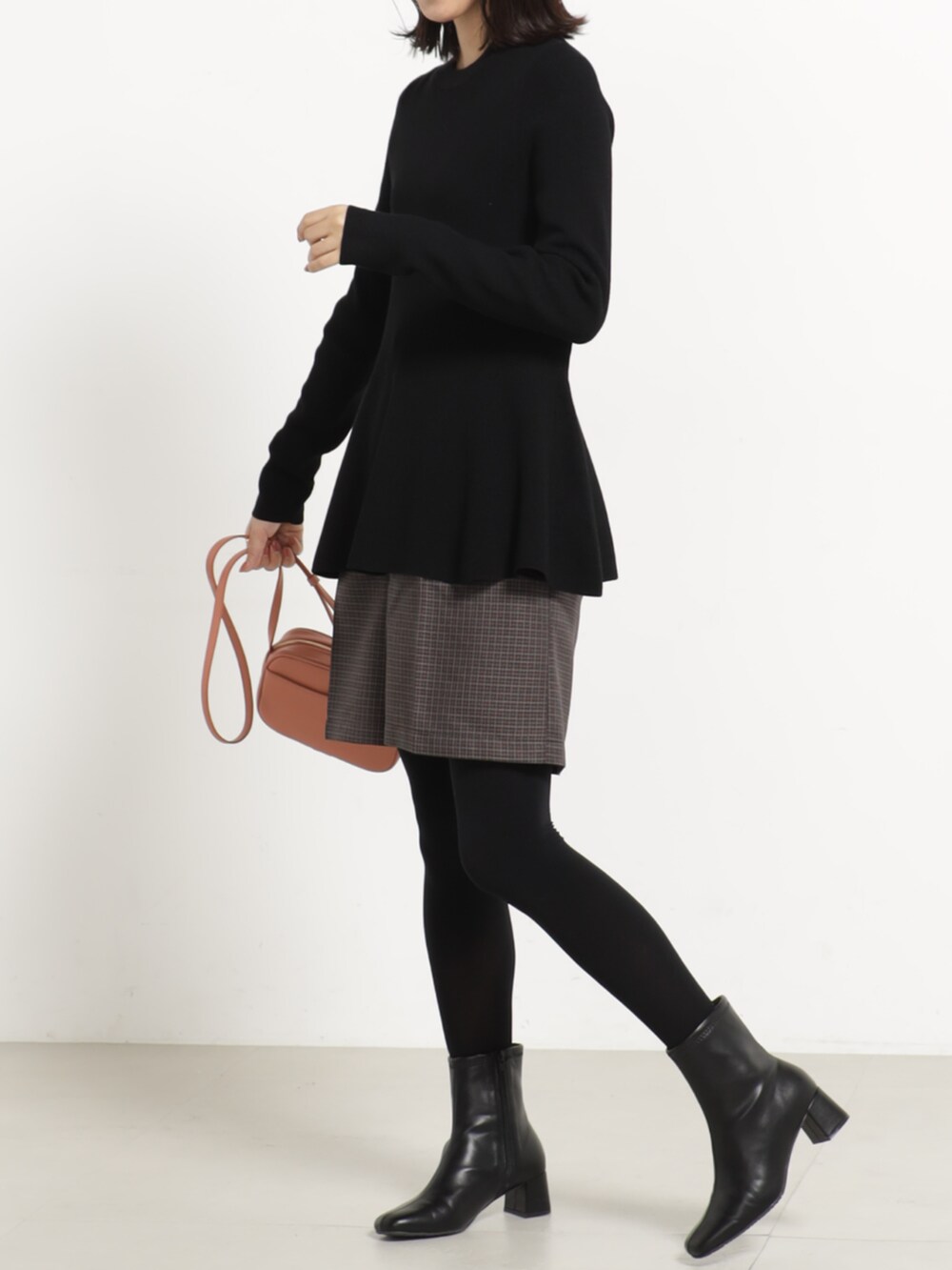 ブラウン系のその他パンツ、ブラック系のニット/セーター、ピンク系のショルダーバッグを着用したレディースの秋コーディネートの2枚目の写真