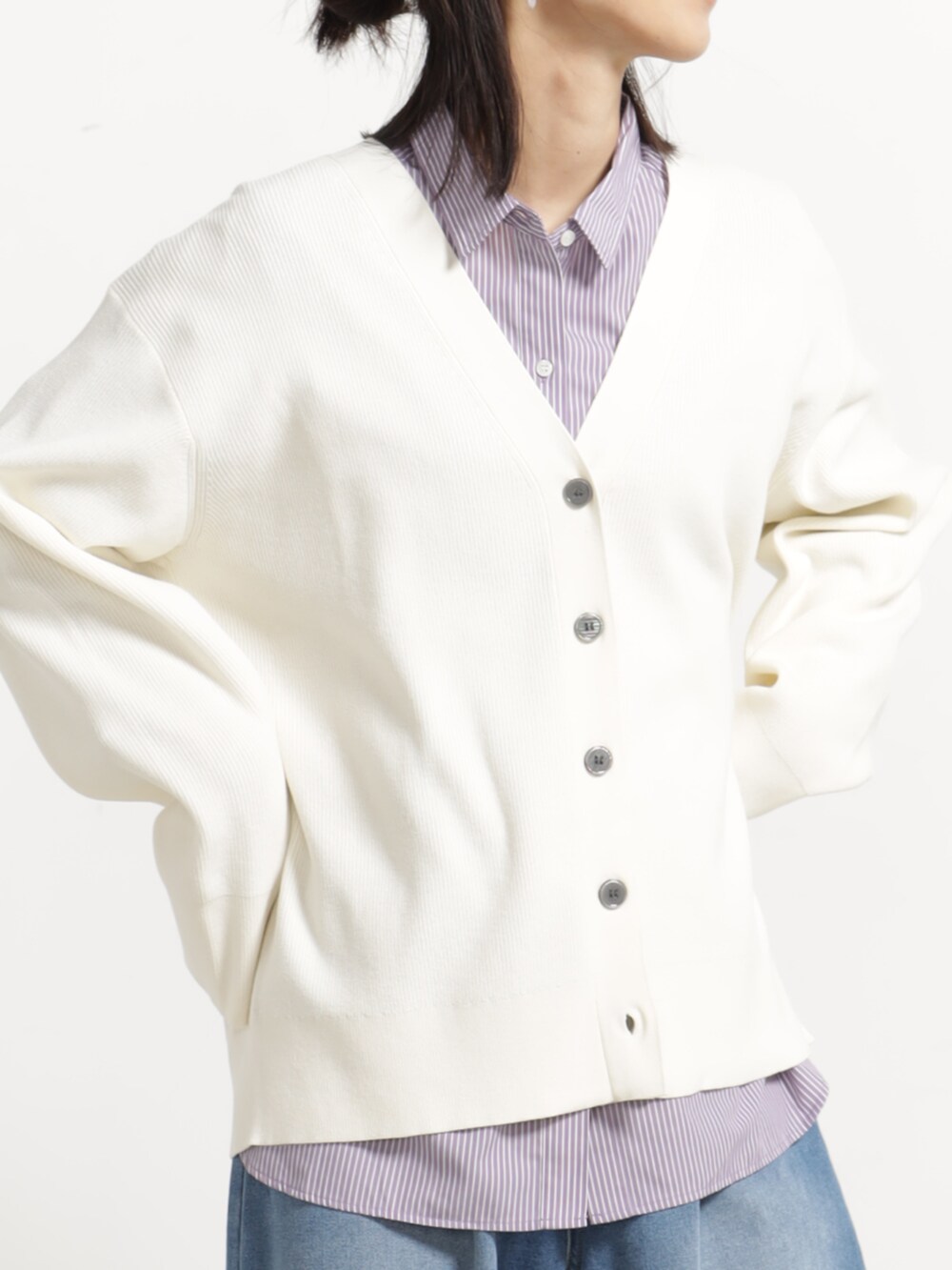 ブルー系のデニムパンツ、ホワイト系のカーディガン/ボレロ、パープル系のシャツ/ブラウスを着用したレディースの秋コーディネートの3枚目の写真