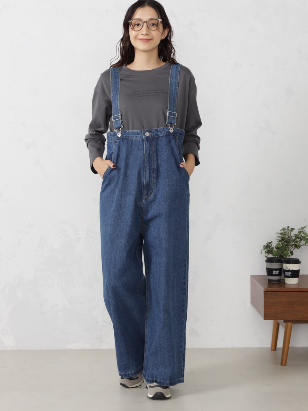 ブルー系のサロペット/オーバーオール、グレー系のニットキャップ/ビーニーを着用したレディースの秋コーディネートの2枚目の写真