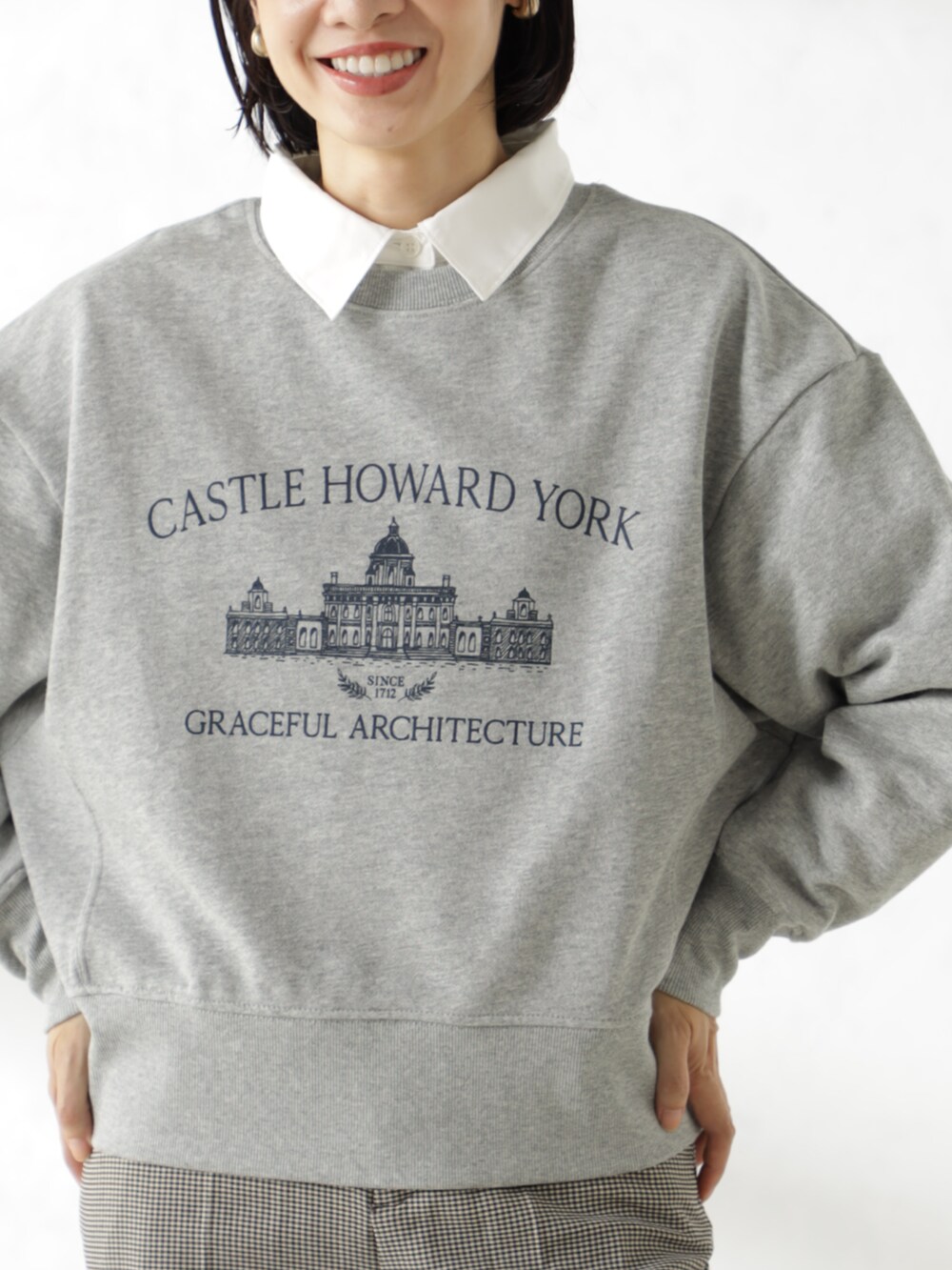 グレー系のスウェット、グレー系のその他パンツ、ブラック系のパンプスを着用したレディースの秋コーディネートの2枚目の写真