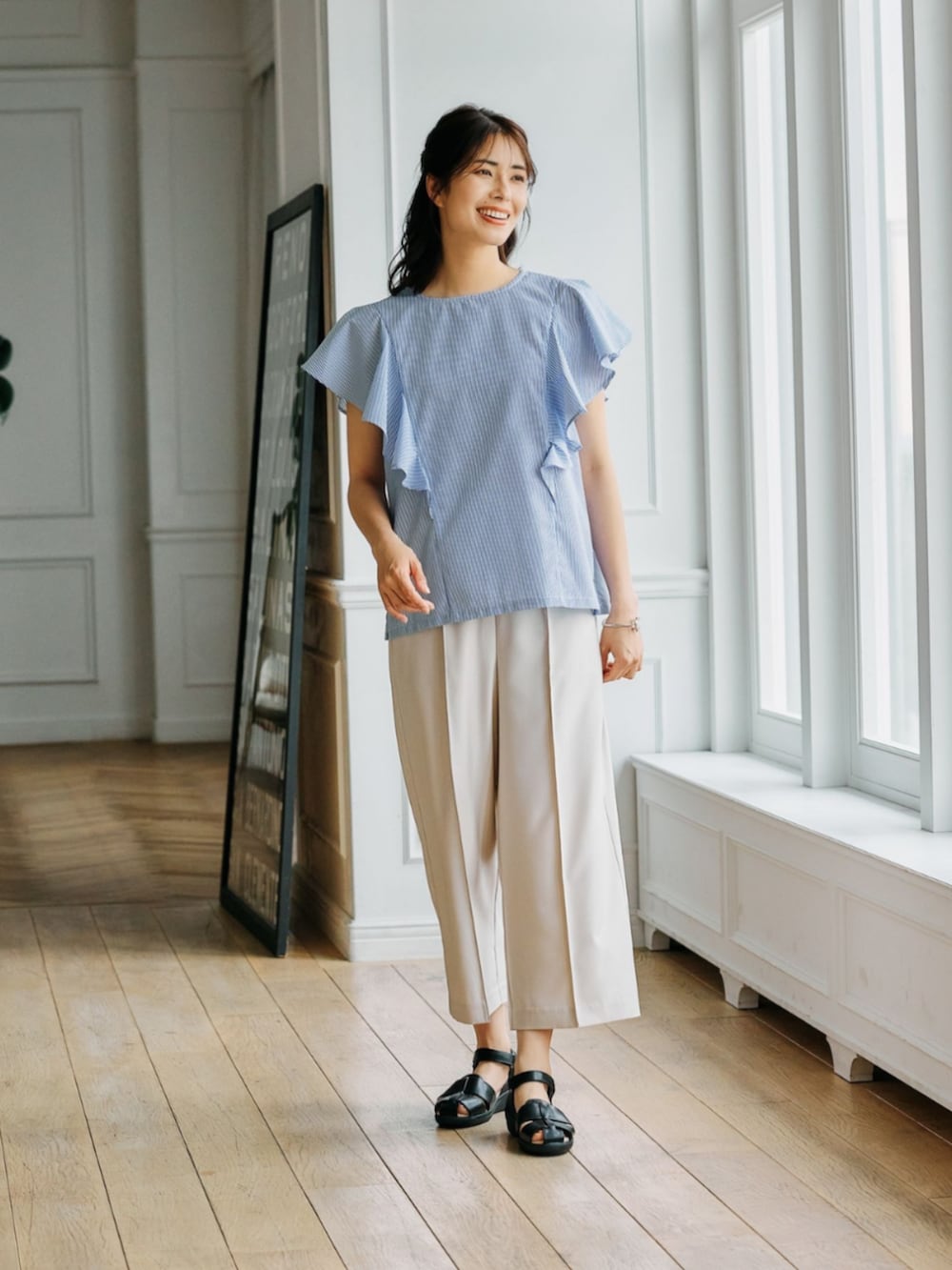 ブルー系のシャツ/ブラウスを着用したレディースの春コーディネートの3枚目の写真