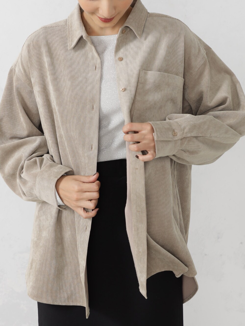 ブラック系のブーツ、ブラック系のボストンバッグ、ブラック系のスカートを着用したレディースの秋コーディネートの2枚目の写真