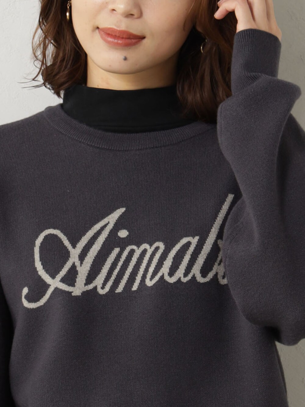 グレー系のニット/セーターを着用したレディースの冬コーディネートの2枚目の写真