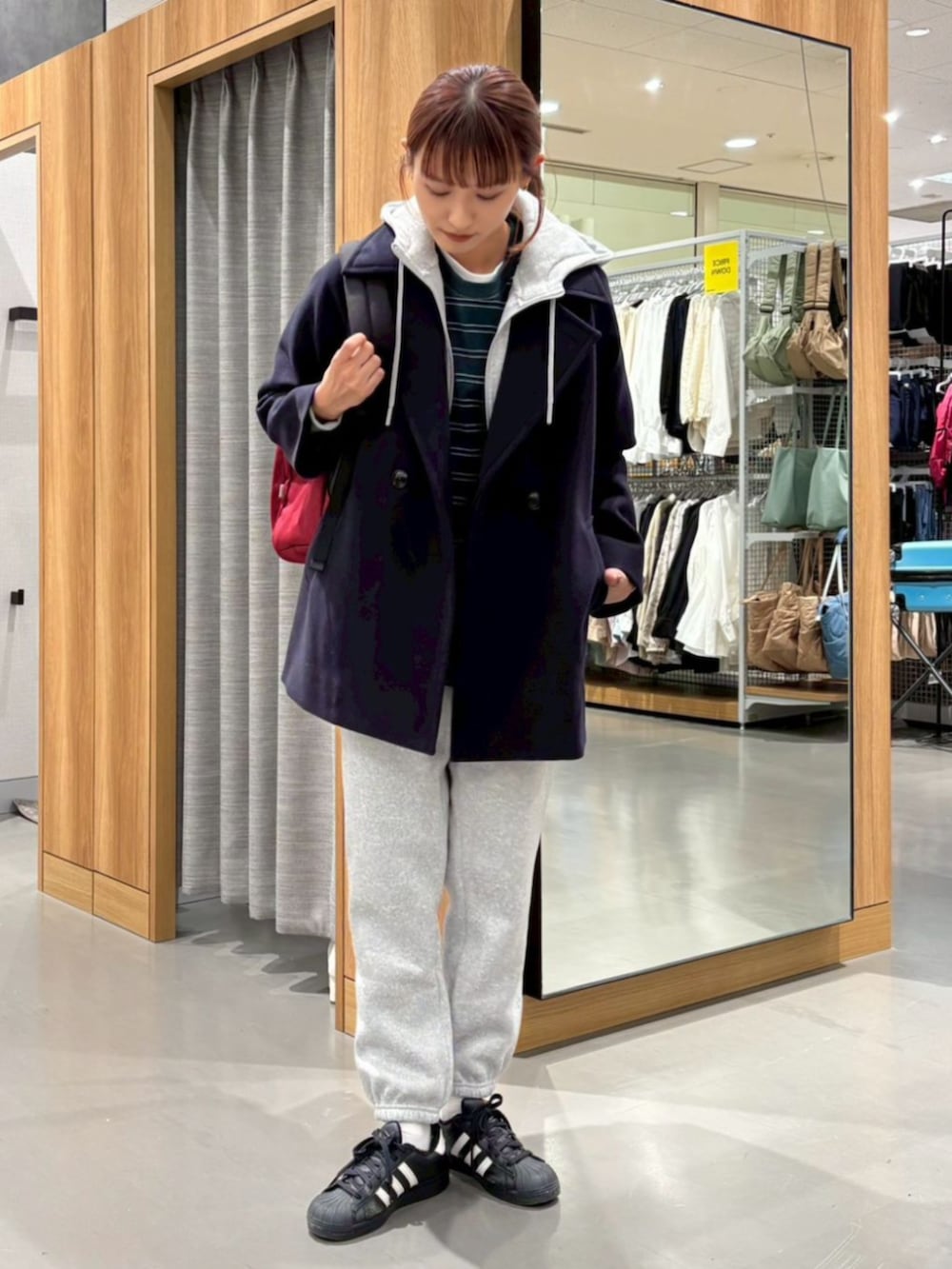 ブルー系のその他アウター、グレー系のパーカーを着用したレディースの冬コーディネートの2枚目の写真