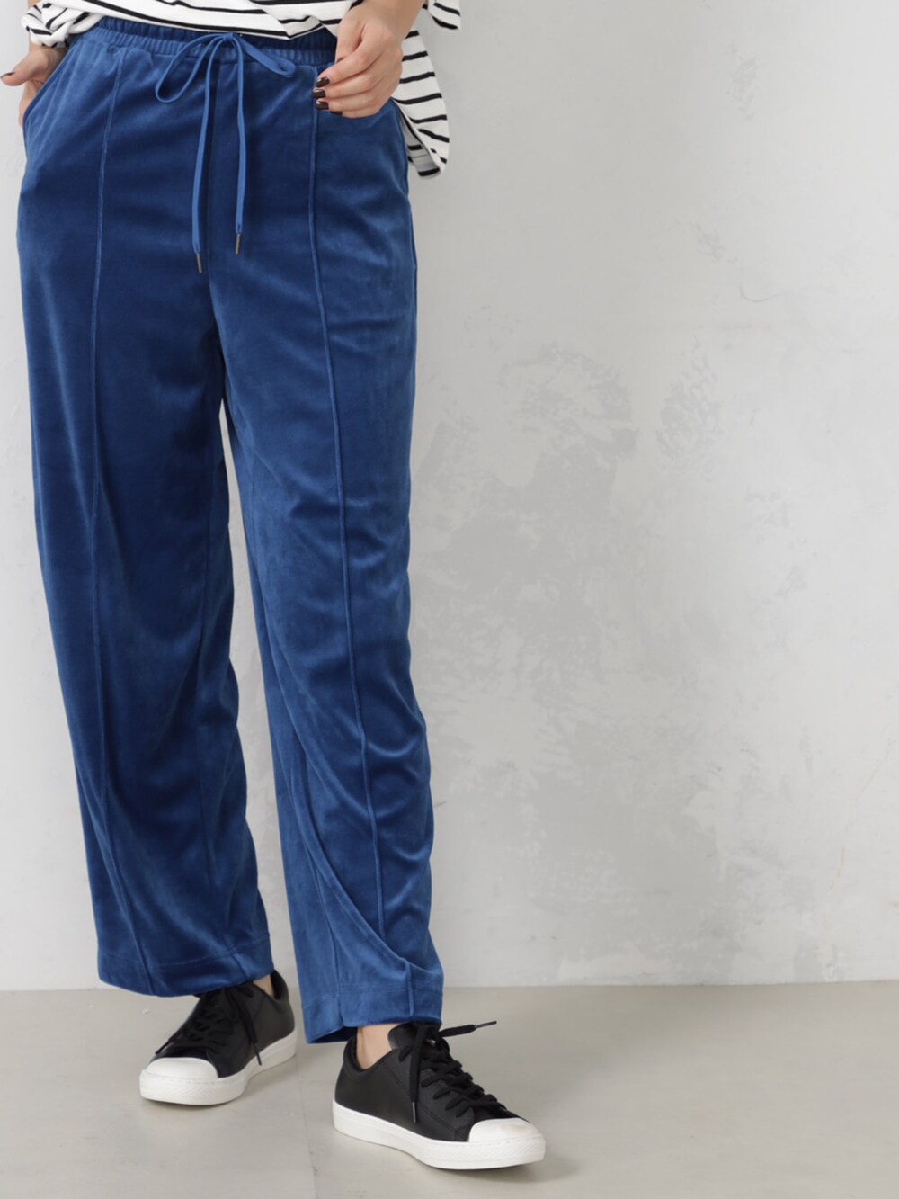 ブルー系のその他パンツを着用したレディースの秋コーディネートの2枚目の写真