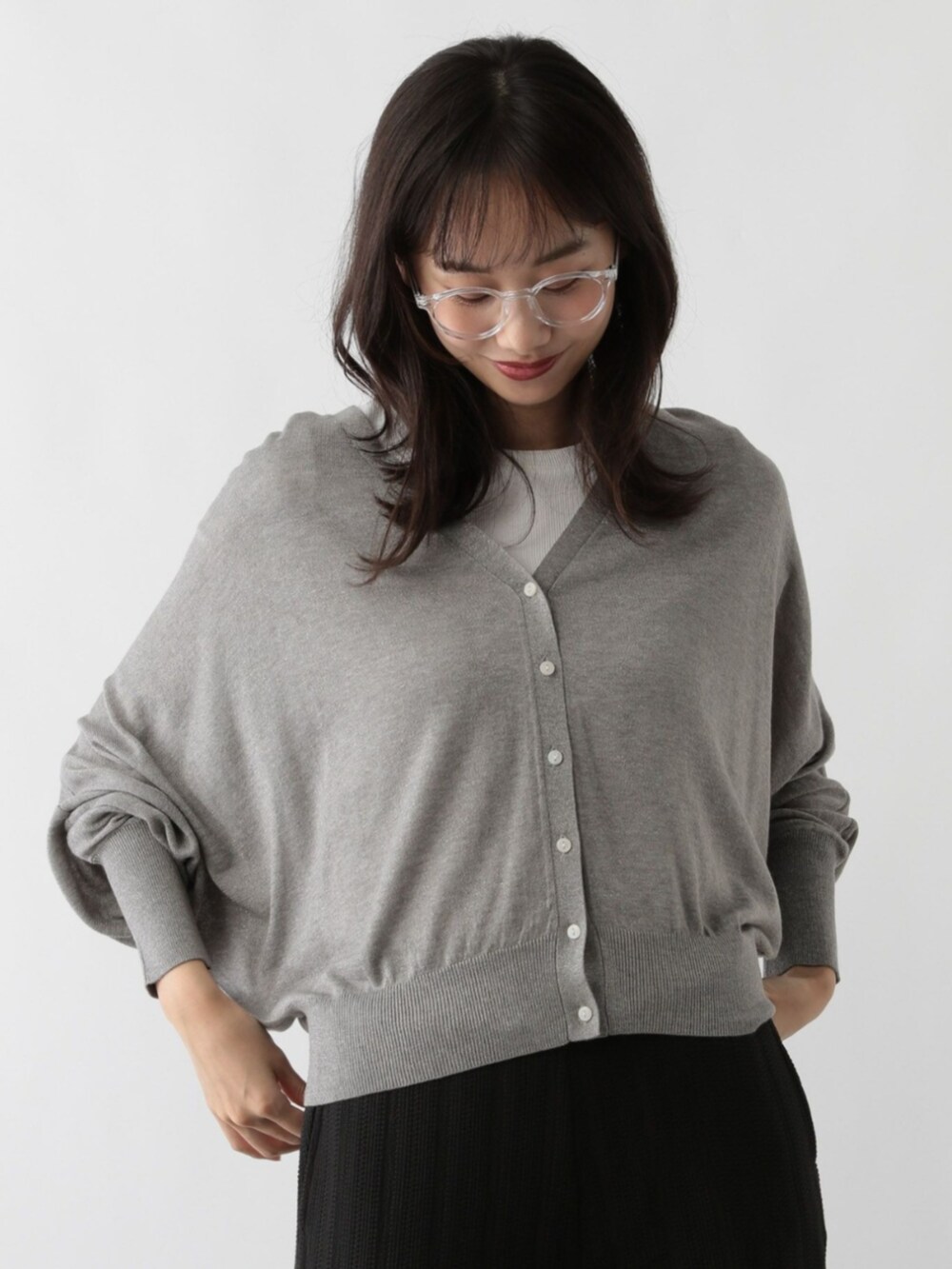 グレー系のカーディガン/ボレロを着用したレディースの秋コーディネートの3枚目の写真