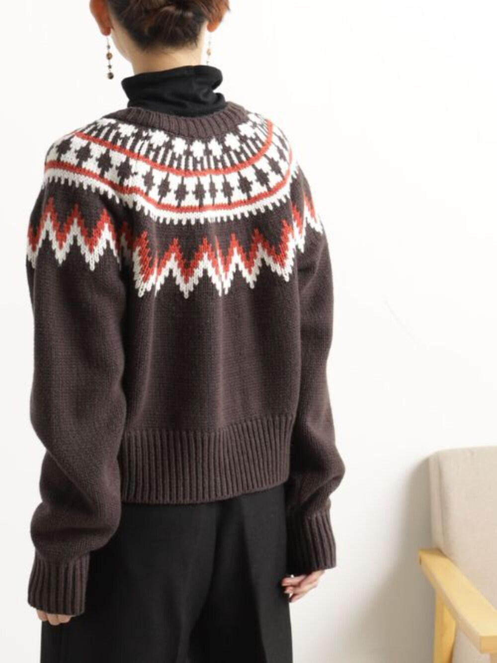 ブラック系のその他パンツ、ピンク系のショルダーバッグ、ブラウン系のニット/セーターを着用したレディースの冬コーディネートの4枚目の写真