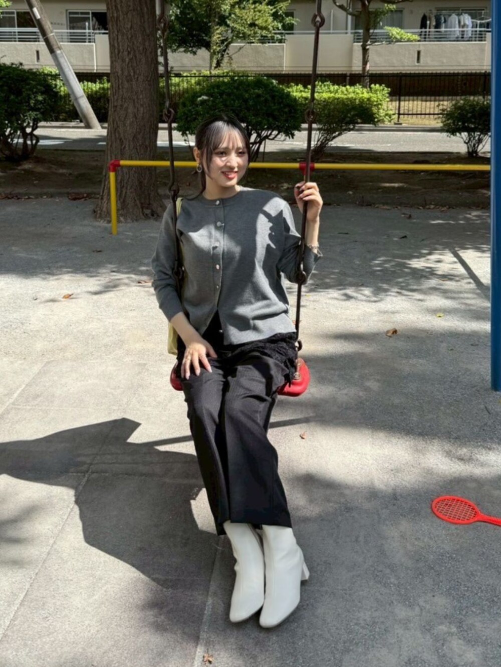 ブラック系のカーディガン/ボレロを着用したレディースの秋コーディネートの2枚目の写真