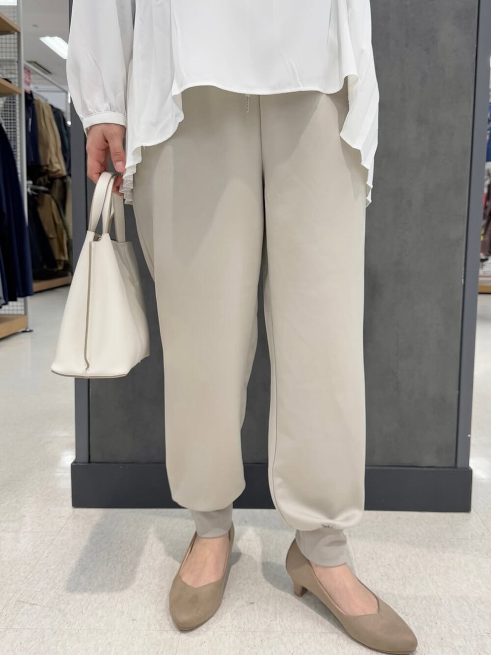 ベージュ系のその他パンツ、ホワイト系のシャツ/ブラウスを着用したレディースの冬コーディネートの2枚目の写真