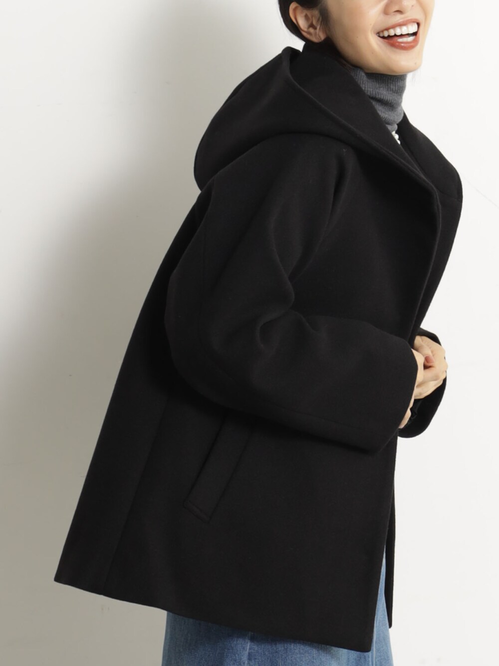 ブルー系のスカート、ブラック系のその他アウターを着用したレディースの冬コーディネートの3枚目の写真