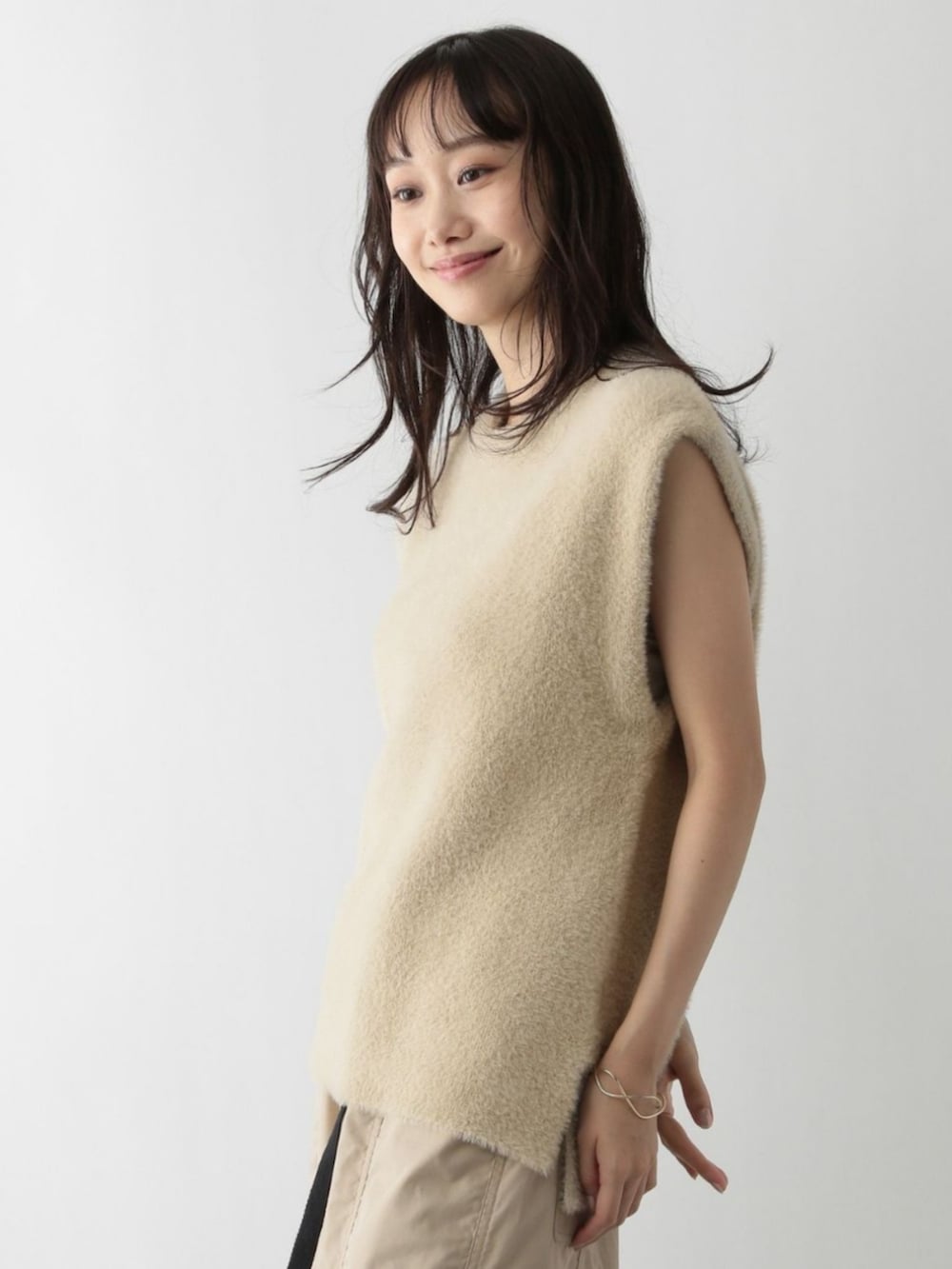 ベージュ系のベストを着用したレディースの秋コーディネートの2枚目の写真