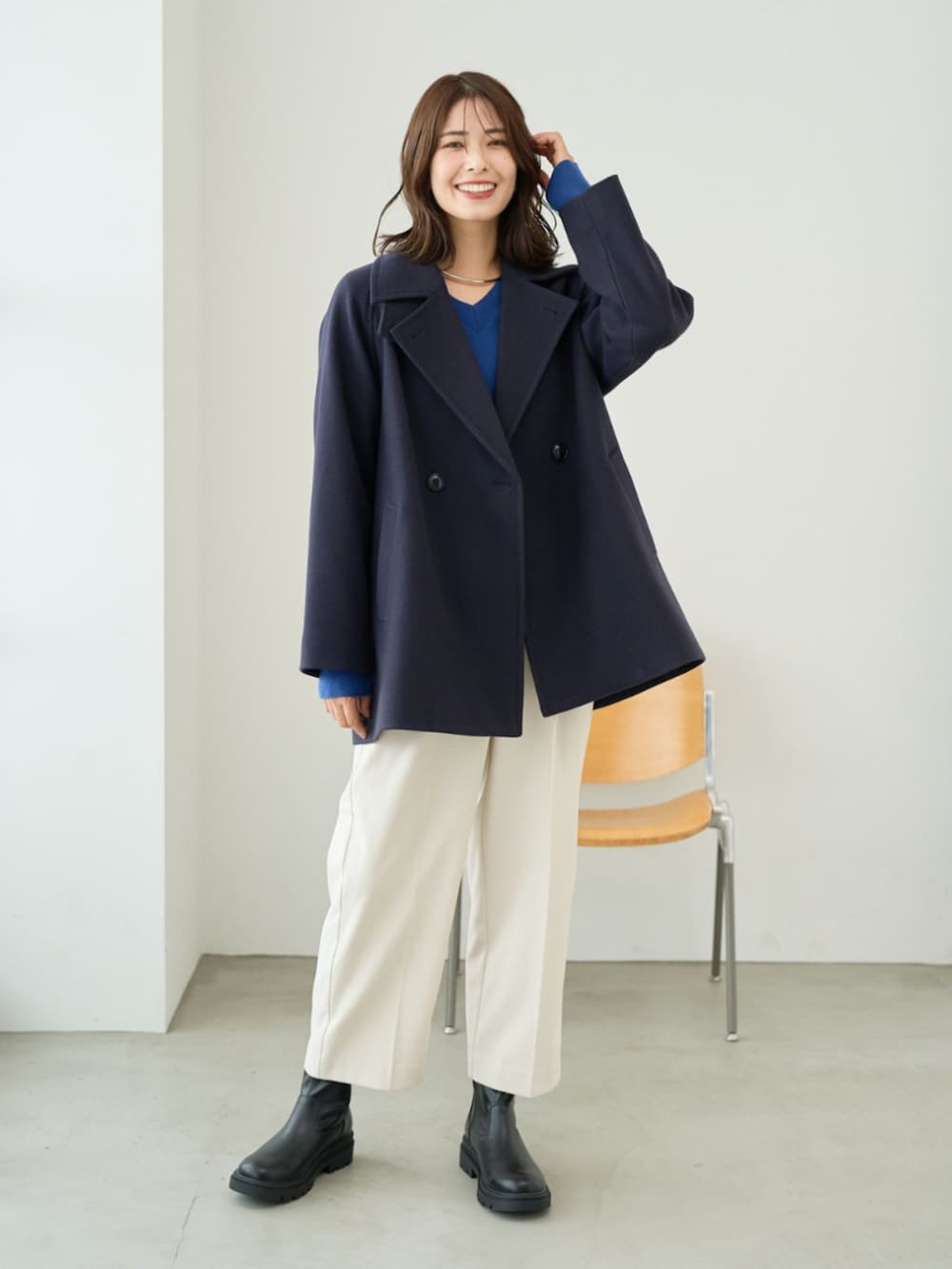 ブルー系のその他アウターを着用したレディースの冬コーディネートの2枚目の写真