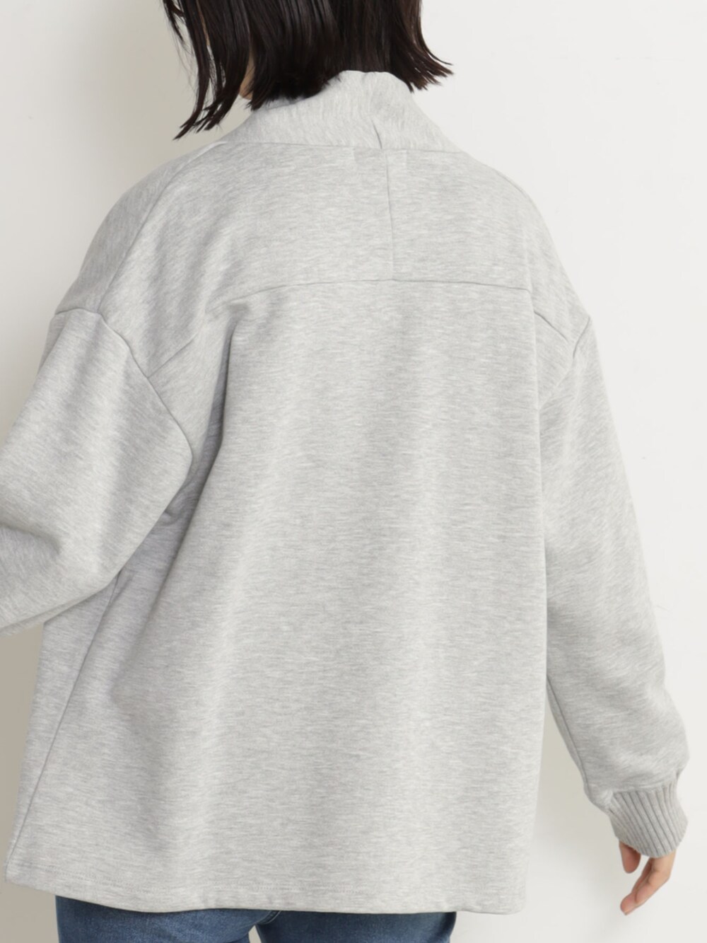 ブルー系のその他パンツ、ブラック系のTシャツ/カットソー、グレー系のカーディガン/ボレロを着用したレディースの冬コーディネートの3枚目の写真