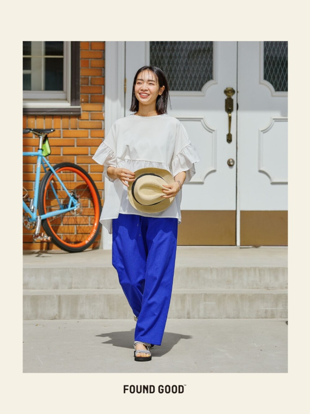 ブルー系のその他パンツ、ホワイト系のTシャツ/カットソーを着用したレディースの夏コーディネートの2枚目の写真