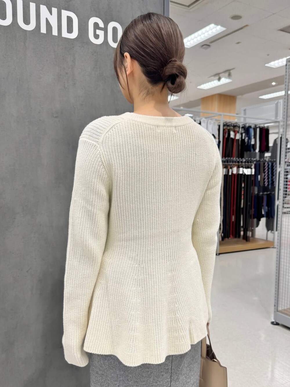 ベージュ系のカーディガン/ボレロを着用したレディースの冬コーディネートの2枚目の写真