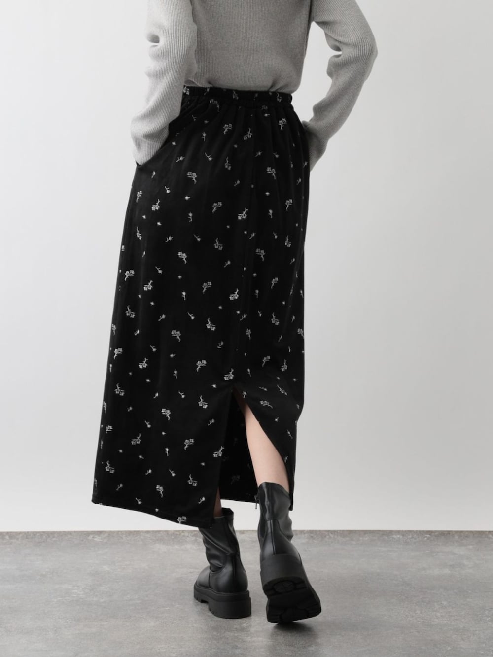 ブラック系のスカートを着用したレディースの冬コーディネートの3枚目の写真