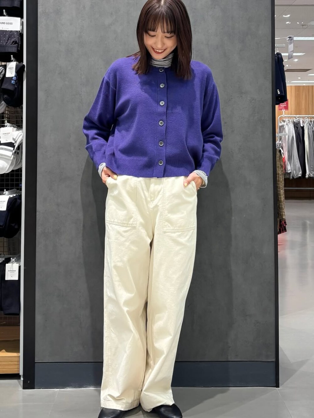 ブルー系のカーディガン/ボレロを着用したレディースの冬コーディネートの3枚目の写真