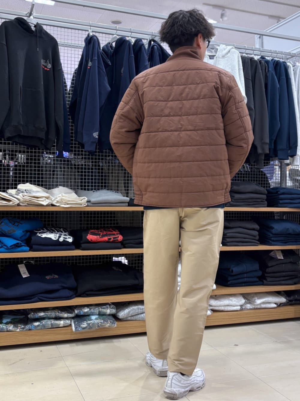 ブラウン系のその他アウター、ベージュ系のその他パンツを着用したメンズの冬コーディネートの3枚目の写真