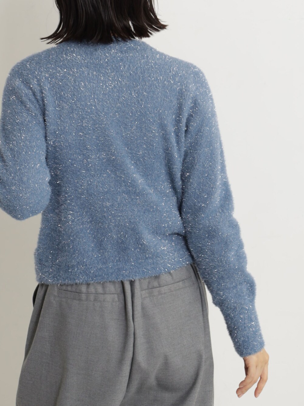 ブルー系のカーディガン/ボレロ、グレー系のその他パンツを着用したレディースの冬コーディネートの2枚目の写真