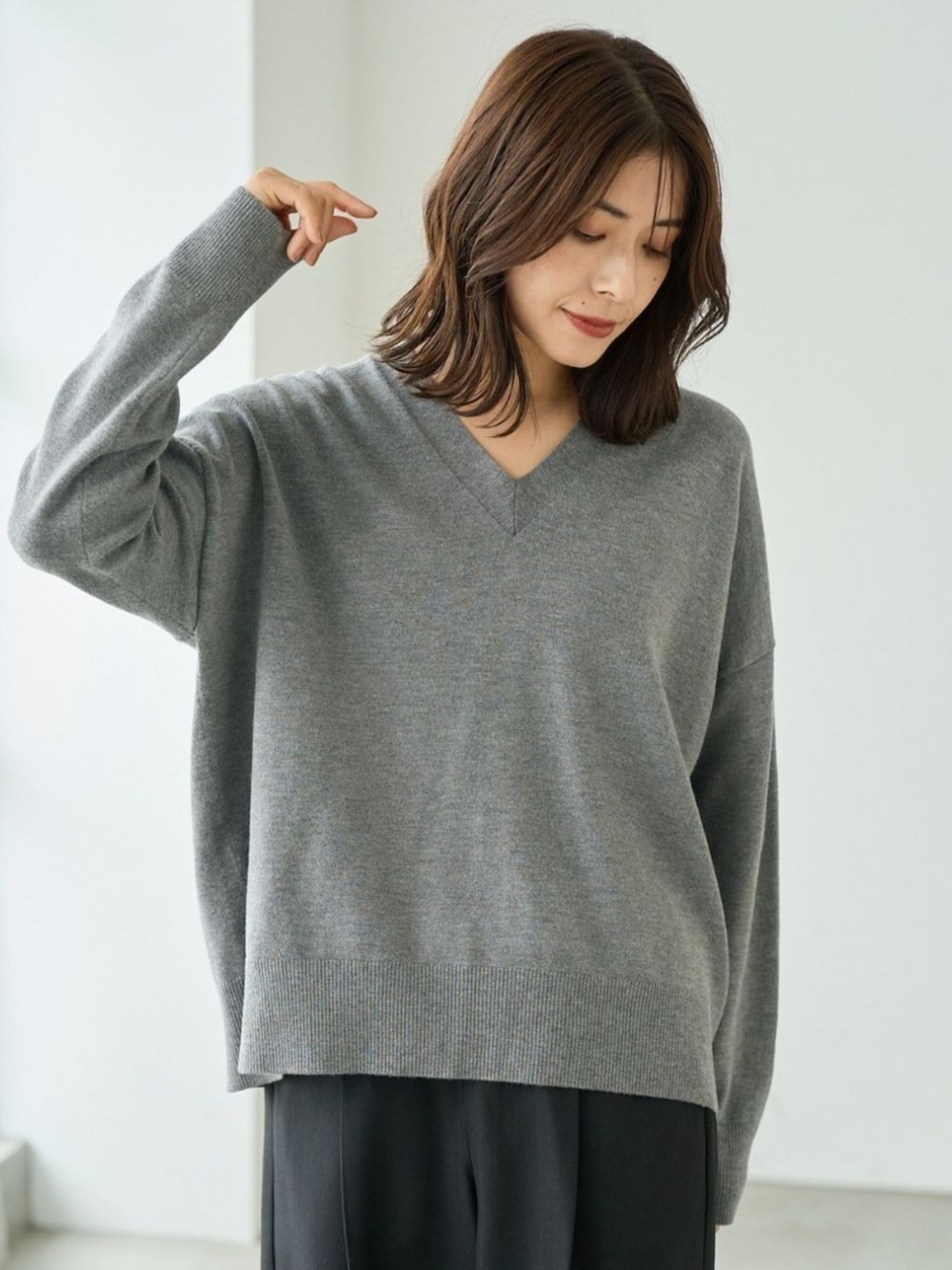 グレー系のニット/セーターを着用したレディースの冬コーディネートの2枚目の写真