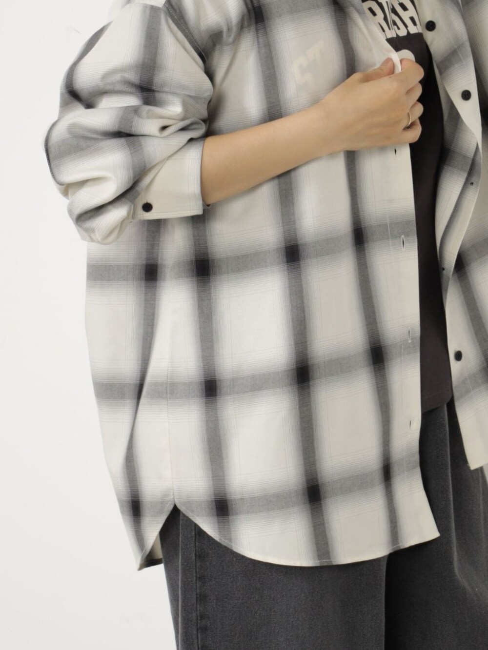 グレー系のシャツ/ブラウスを着用したレディースの秋コーディネートの2枚目の写真