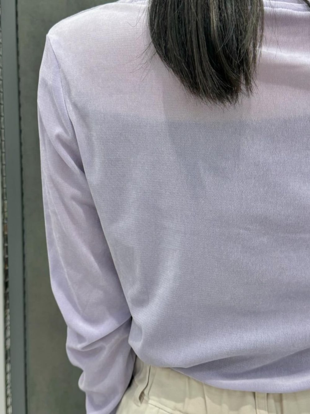 パープル系のTシャツ/カットソー、ベージュ系のチノパンツを着用したレディースの秋コーディネートの3枚目の写真