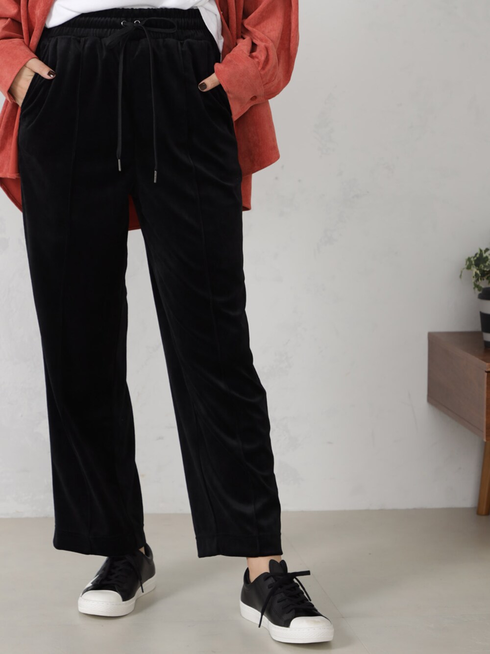 オレンジ系のシャツ/ブラウス、ブラック系のその他パンツを着用したレディースの秋コーディネートの2枚目の写真