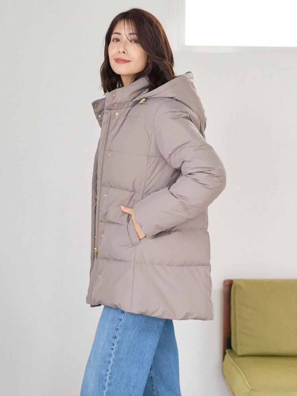 ブラウン系のダウンジャケット/コートを着用したレディースの冬コーディネートの2枚目の写真