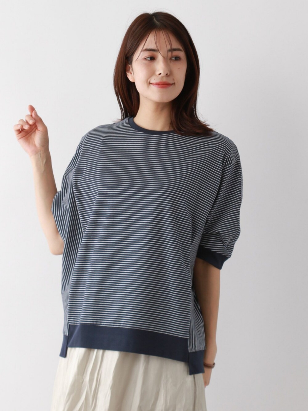 ブルー系のTシャツ/カットソーを着用したレディースの春コーディネートの2枚目の写真