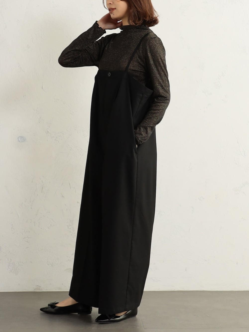 ブラック系のサロペット/オーバーオールを着用したレディースの冬コーディネートの2枚目の写真