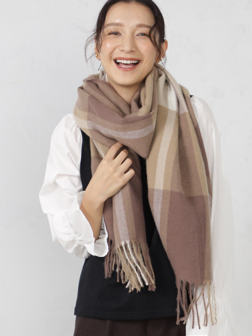 ブラウン系のその他パンツ、ブラウン系のマフラーを着用したレディースの秋コーディネートの2枚目の写真