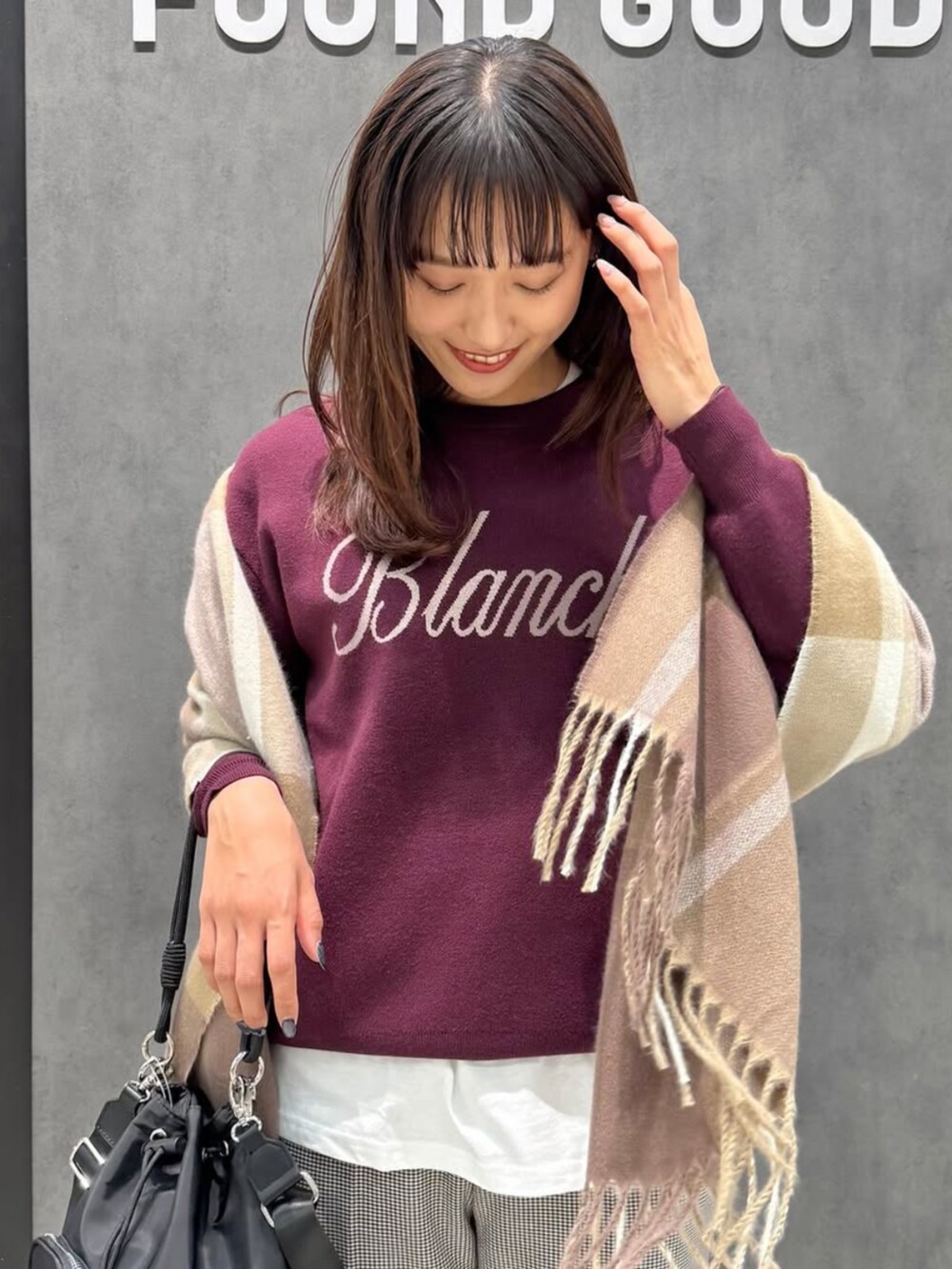 グレー系のその他パンツ、ブラック系のショルダーバッグ、レッド系のニット/セーターを着用したレディースの冬コーディネートの2枚目の写真