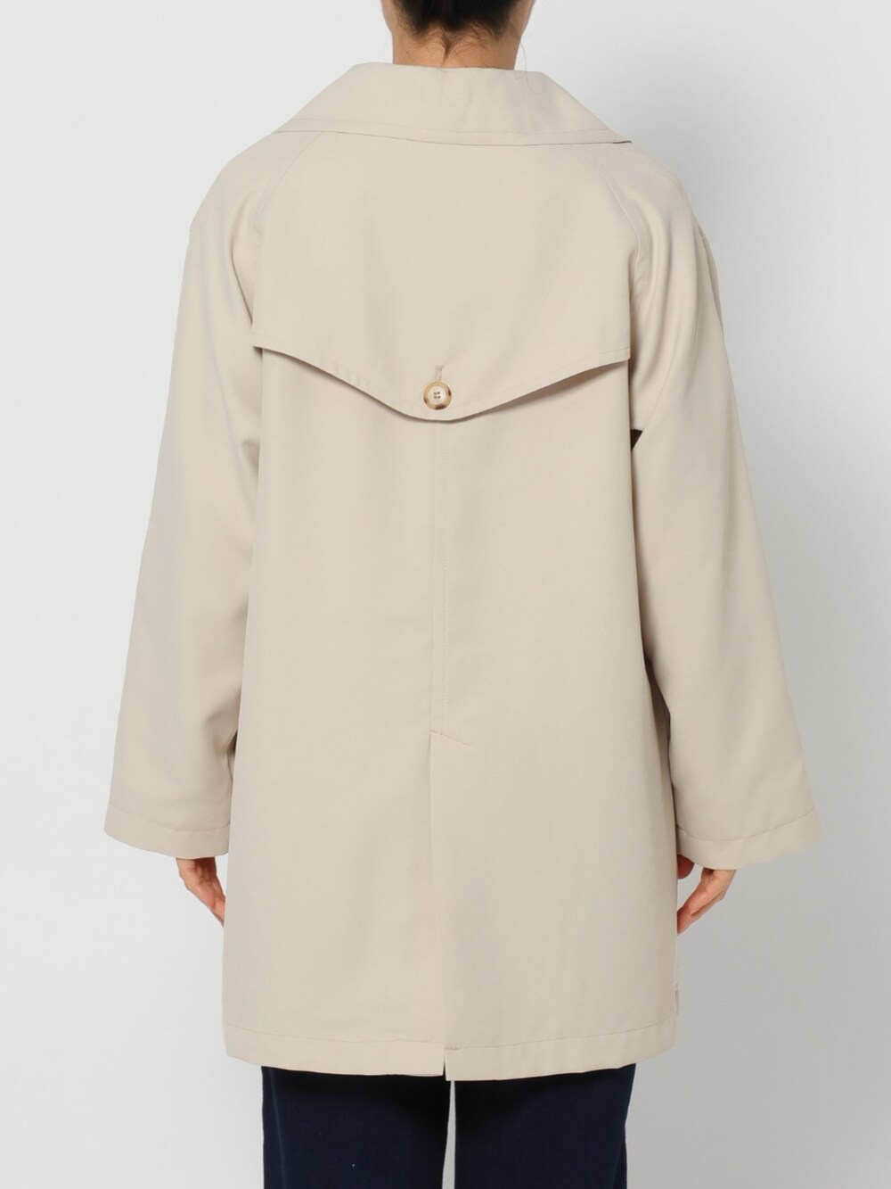 ブルー系のデニムパンツ、ベージュ系のトレンチコートを着用したレディースの春コーディネートの3枚目の写真