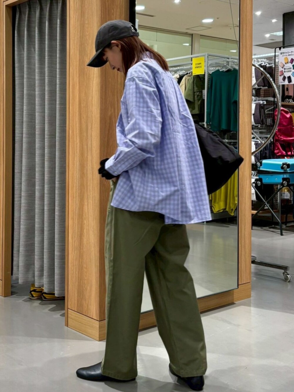 ブルー系のシャツ/ブラウスを着用したレディースの秋コーディネートの3枚目の写真