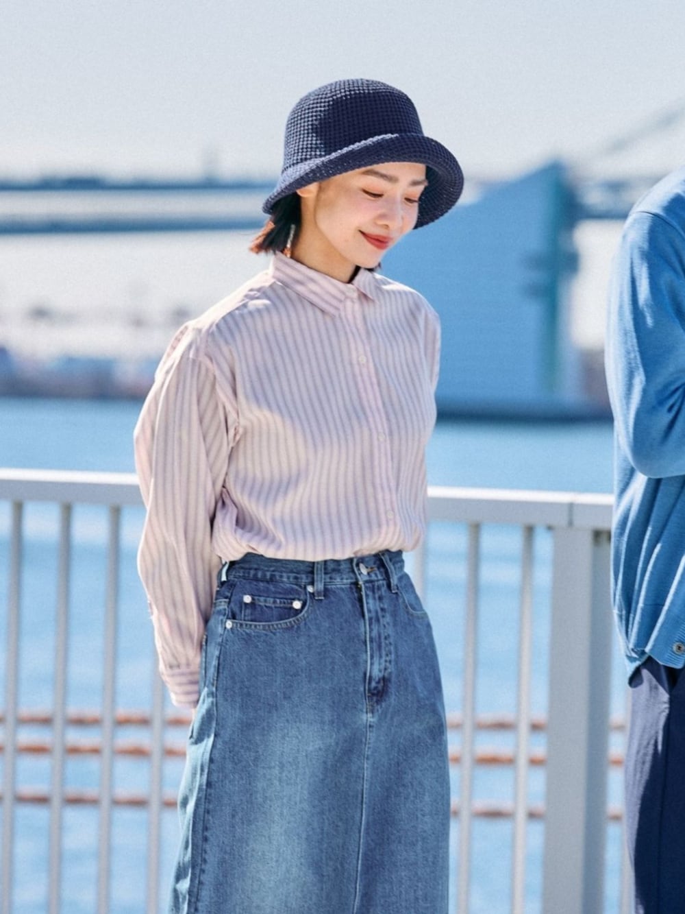 ピンク系のシャツ/ブラウスを着用したレディースの春コーディネートの2枚目の写真