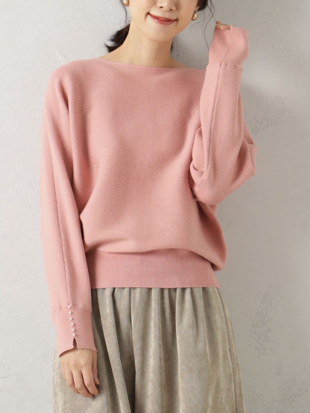 ベージュ系のその他パンツ、ピンク系のニット/セーターを着用したレディースの冬コーディネートの2枚目の写真