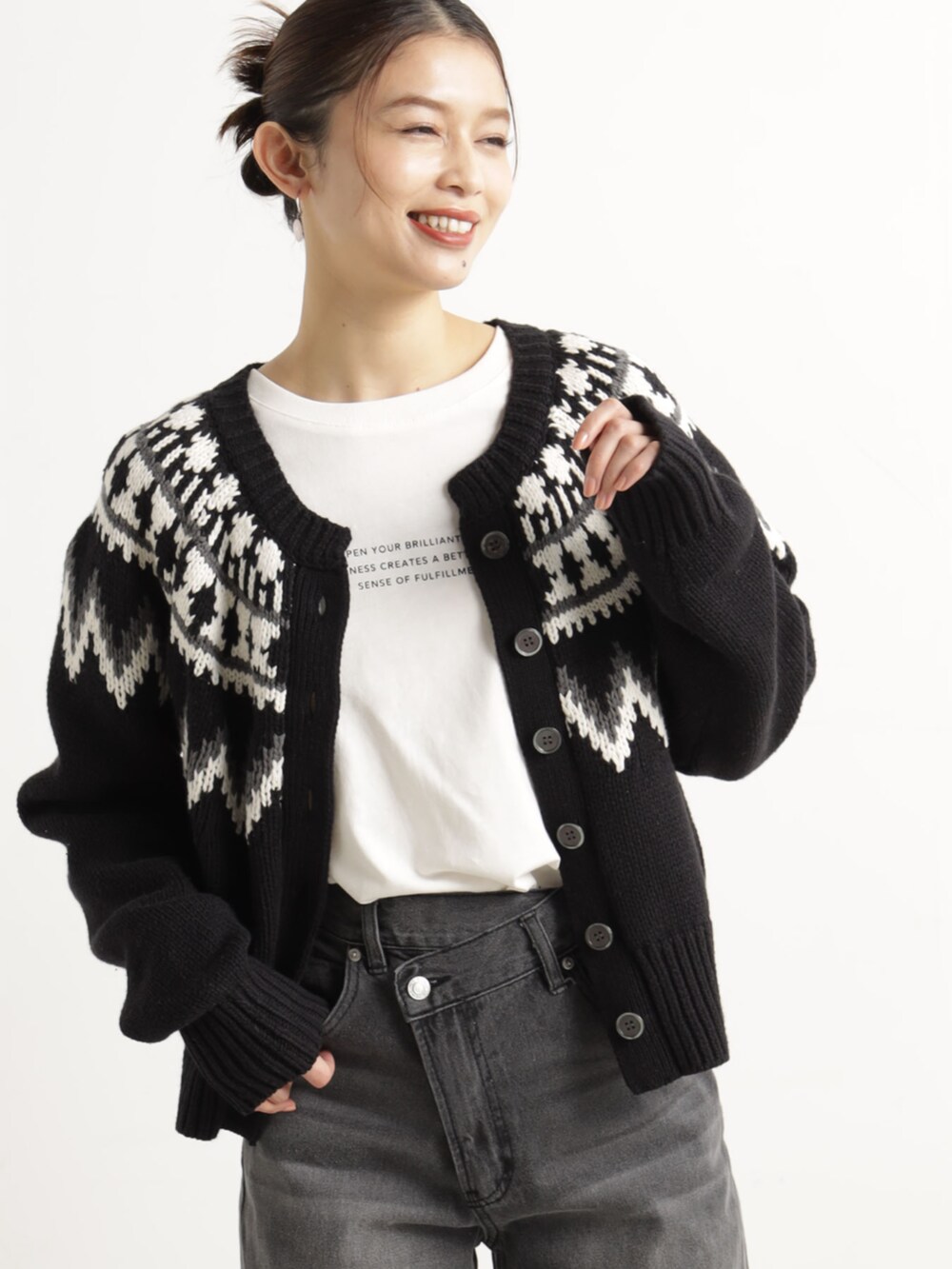 グレー系のデニムパンツ、ブラック系のニット/セーターを着用したレディースの冬コーディネートの2枚目の写真