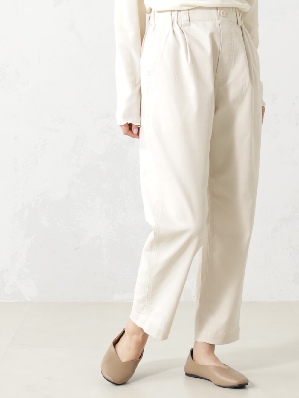 ベージュ系のシャツ/ブラウス、ベージュ系のチノパンツ、ベージュ系のパンプスを着用したレディースの秋コーディネートの3枚目の写真