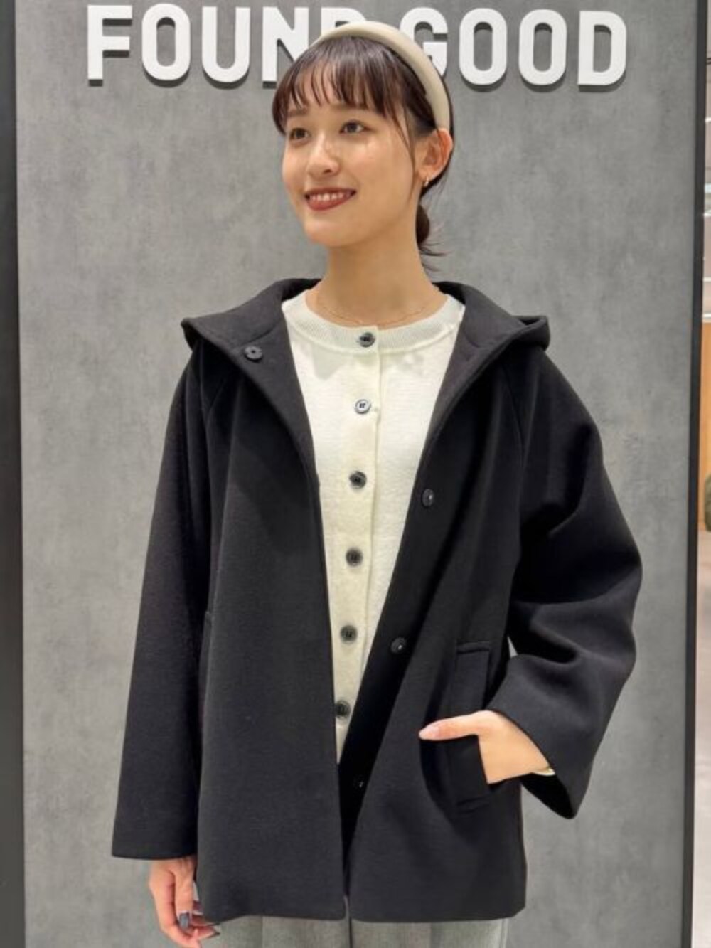 ブラック系のその他アウター、ベージュ系のカーディガン/ボレロを着用したレディースの冬コーディネートの2枚目の写真