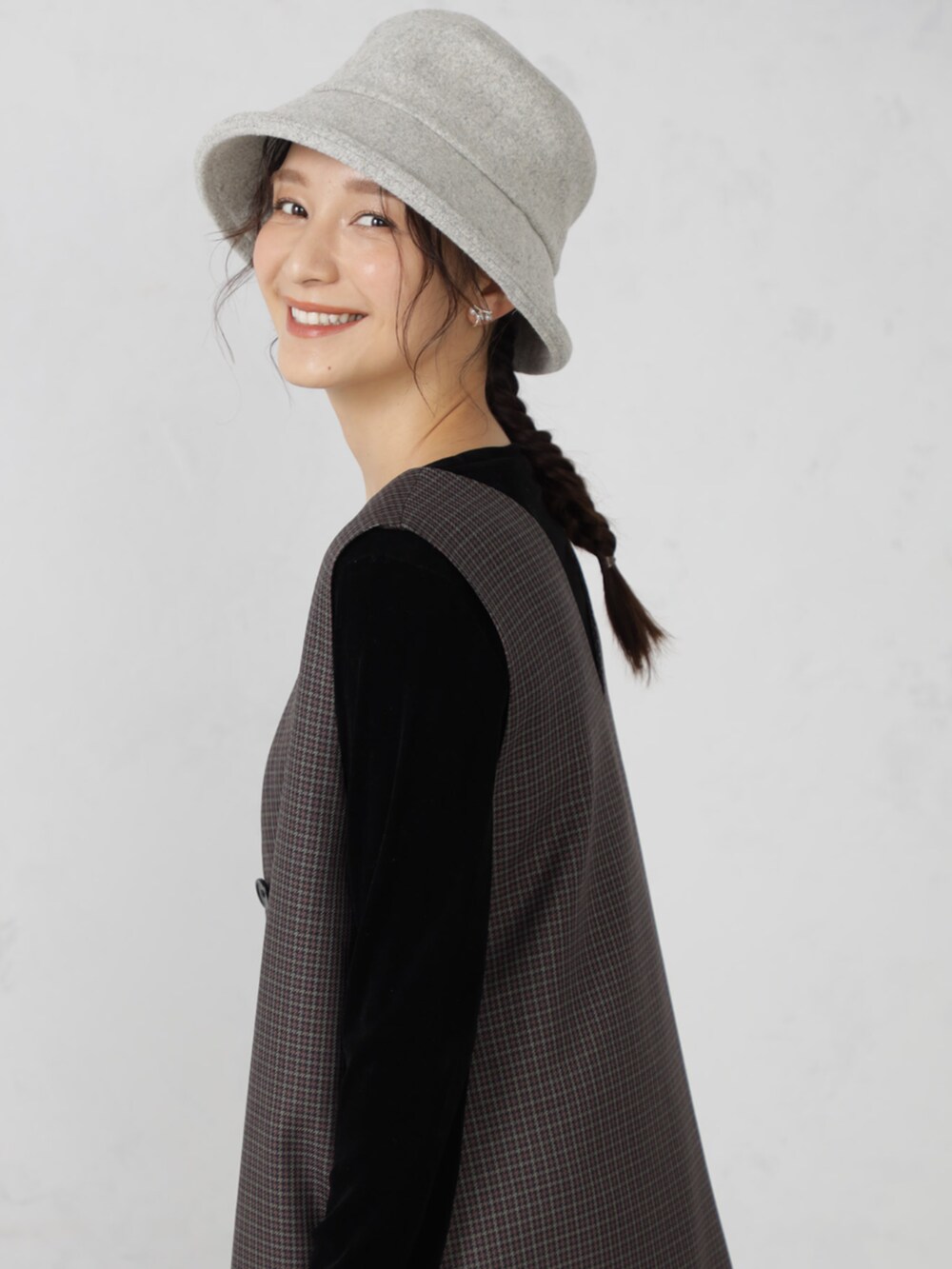 ブラウン系のワンピース、グレー系のハットを着用したレディースの秋コーディネートの2枚目の写真