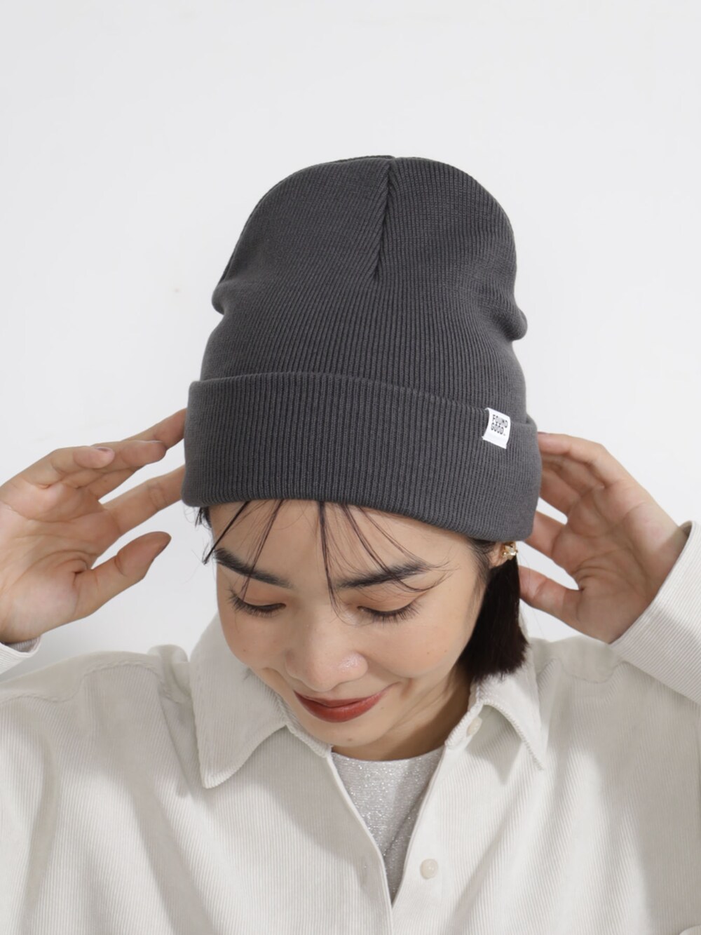 ベージュ系のシャツ/ブラウス、ブラウン系のスカート、グレー系のキャップを着用したレディースの秋コーディネートの2枚目の写真