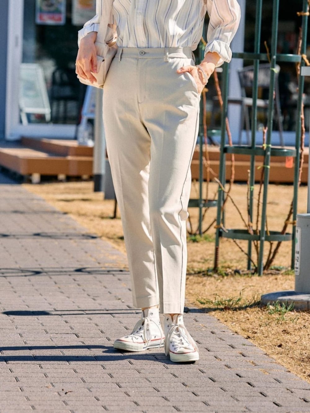 ベージュ系のその他パンツを着用したレディースの春コーディネートの2枚目の写真