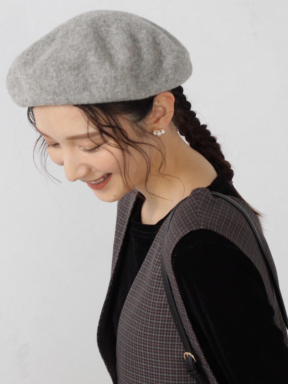 ブラウン系のワンピース、グレー系のハンチング/ベレー帽を着用したレディースの秋コーディネートの3枚目の写真
