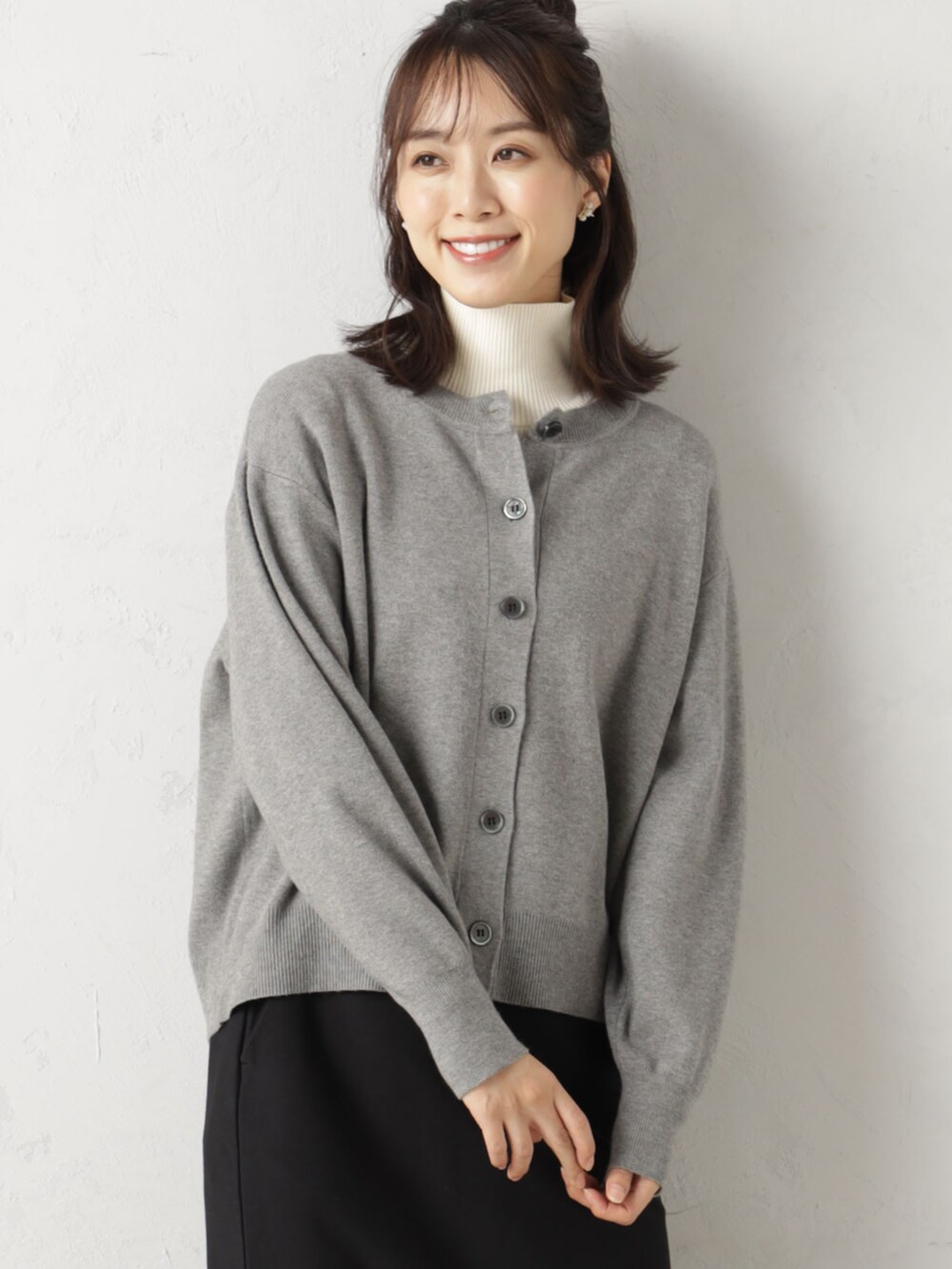 グレー系のカーディガン/ボレロを着用したレディースの冬コーディネートの2枚目の写真