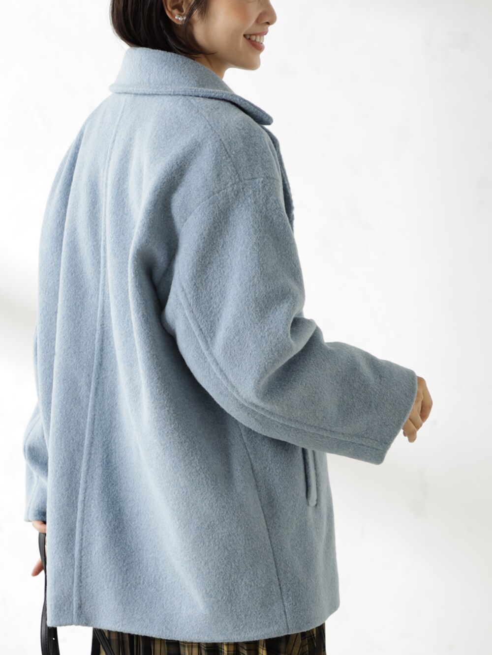 ブラウン系のスカート、ブラック系のショルダーバッグ、ブルー系のその他アウターを着用したレディースの秋コーディネートの3枚目の写真