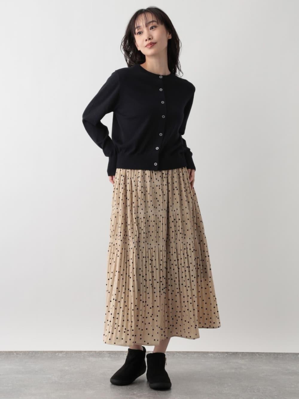 ブラック系のカーディガン/ボレロを着用したレディースの秋コーディネートの2枚目の写真