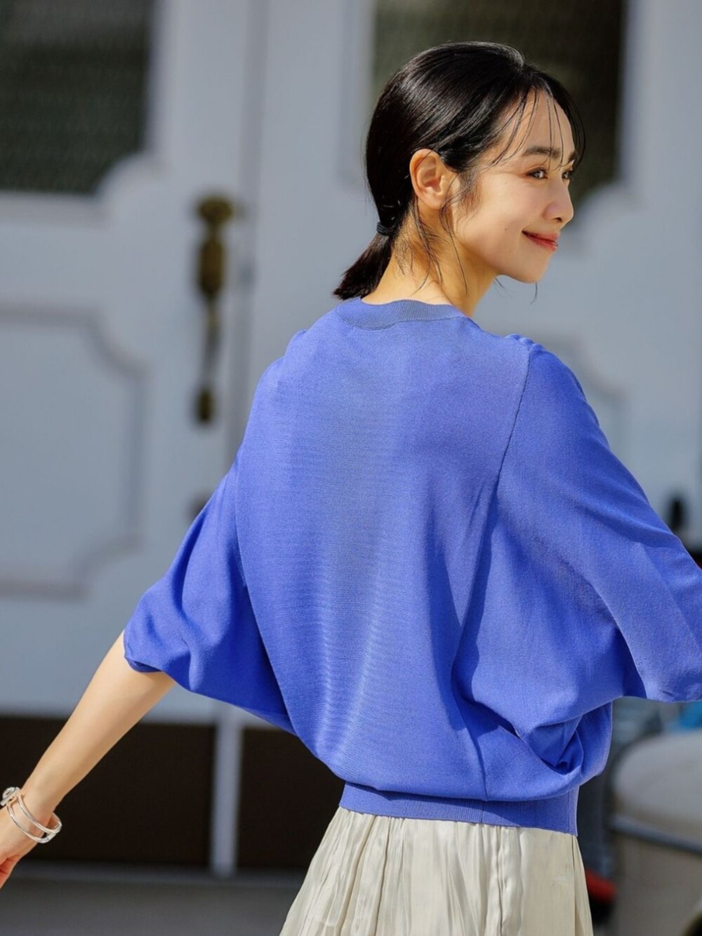 ブルー系のニット/セーターを着用したレディースの秋コーディネートの2枚目の写真